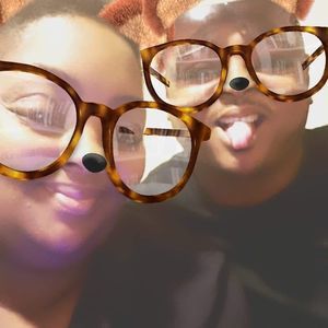 Meet your Posher, Dapoetress